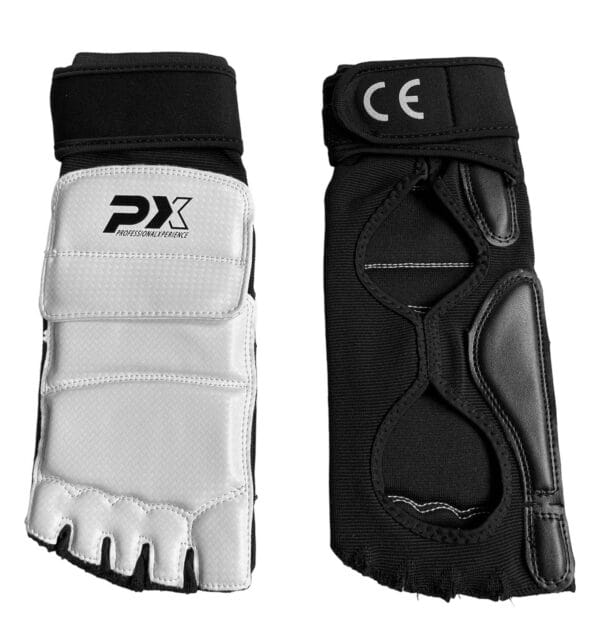 Ein Paar Fuss Spannbandage für Fitbox - Sandsack und Taekwondo Handschuhe.