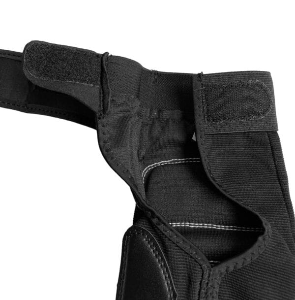 Eine Nahaufnahme einer schwarz gepolsterten Kniebandage, auch Fuss Spannbandage für Fitbox - Sandsack und Taekwondo genannt.
