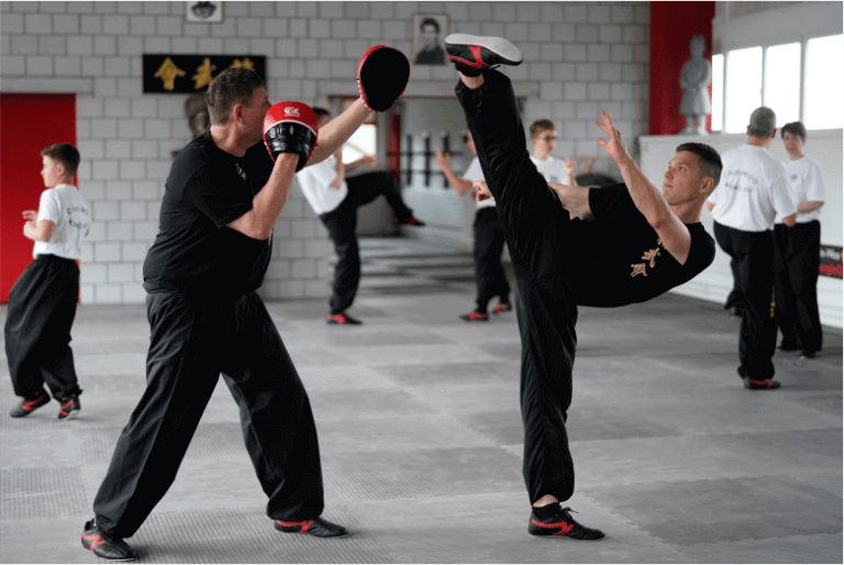 Chin Woo macht Kung Fu Tai Chi Massage Physiotherapie und alles mich chinesischer Kampfkunst