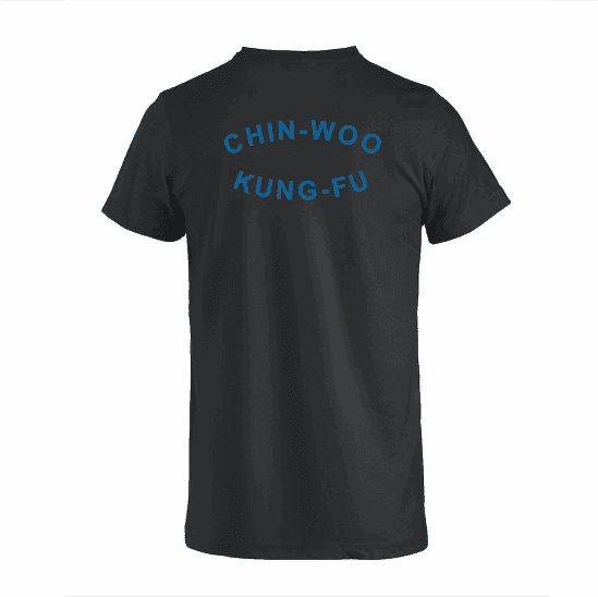 Die Rückseite eines schwarzen T-Shirts mit der Aufschrift „Chinwood Kung Fu“.