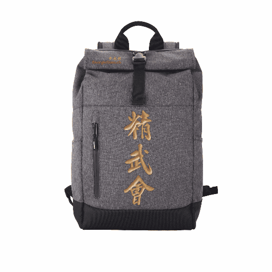 Ein Rucksack mit chinesischer Schrift darauf.