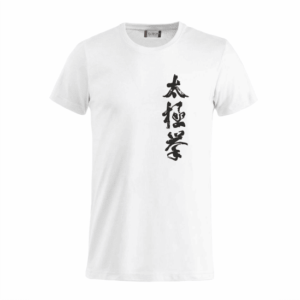 Ein weißes T-Shirt mit chinesischer Schrift darauf.