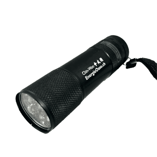 LED Taschenlampe für den Hosensack ist eine kleine, handliche Taschenlampe, die leicht in der Hosentasche getragen werden kann. Sie ist ideal für Menschen, die oft unterwegs sind und sich in dunklen Bereichen aufhalten, z.B. beim Spazierengehen oder Wandern. Sie kann auch nützlich sein, wenn Sie eine Lampe brauchen, um kleine Aufgaben zu erledigen, z.B. das Öffnen einer Tür oder das Lesen einer Karte. Eine LED-Taschenlampe für den Hosensack hat in der Regel eine kompakte Größe und ein leichtes Gewicht, sodass sie bequem in der Hosentasche getragen werden kann. Sie verfügt über eine leistungsstarke LED-Lampe, die eine starke, gleichmäßige Beleuchtung bietet. Einige Modelle haben auch einstellbare Leuchtstärken, um die Helligkeit anzupassen. Wenn Sie eine LED-Taschenlampe für den Hosensack kaufen, sollten Sie darauf achten, dass sie robust und langlebig ist und über eine lange Batterielebensdauer verfügt. Es ist auch hilfreich, wenn sie über einen Clip verfügt, damit sie leicht an der Hose befestigt werden kann.