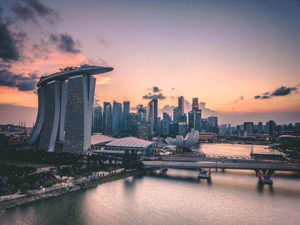 Die Skyline von Singapur bei Sonnenuntergang.