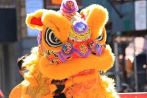 Traditioneller chinesischer Löwentanz und Drachentanz in Carrefour anlässlich des chinesischen Neujahrsfestes