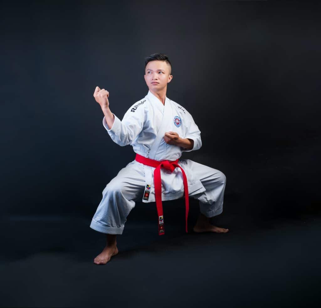 Karatestellung in der Hoke mit seitlichem Block
