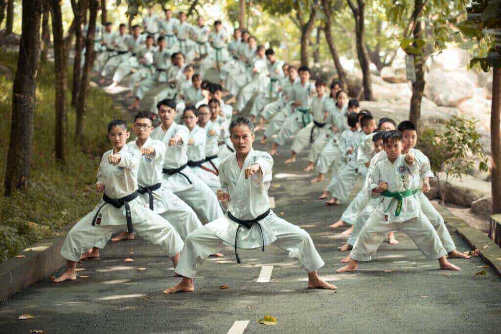 Gruppe die Karate im Wald macht