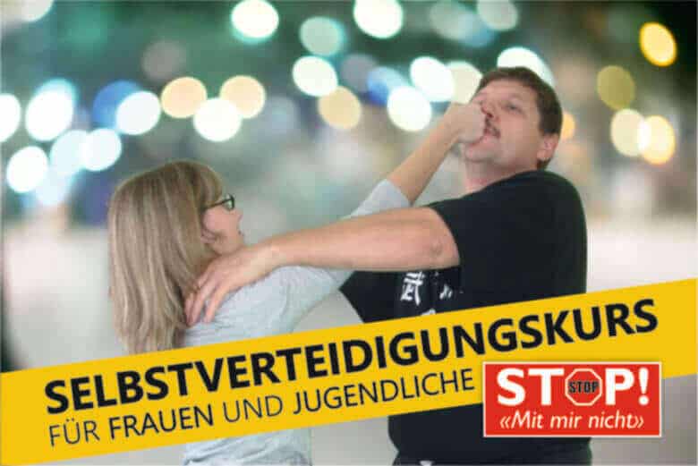 Ein Paar küsst sich leidenschaftlich vor einem Straßenschild, während es an einem Selbstverteidigungskurs teilnimmt.