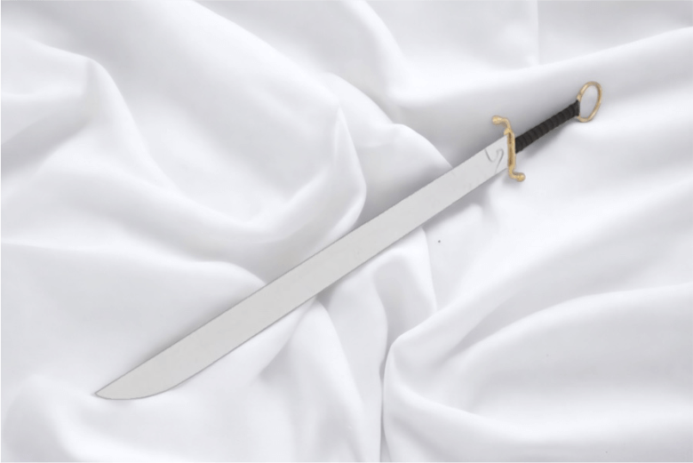 Das Breitschwert- Nan Dao ist ein einschneidiges Schwert aus China. Es liegt auf einem weissen Tuch eingebettet.