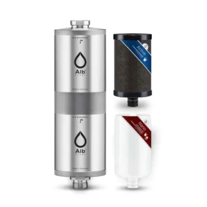 Ein Trinkwasserfilter Alb Filter® für Untertisch Komplett-Set mit Schnellkupplung und eine Wasserflasche auf weißem Hintergrund.