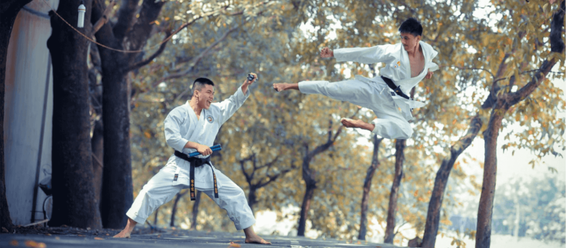 Karate mit Sprungkick hoch in der Luft Martial Arts, Fight, Kampfsport, Kampfkunst