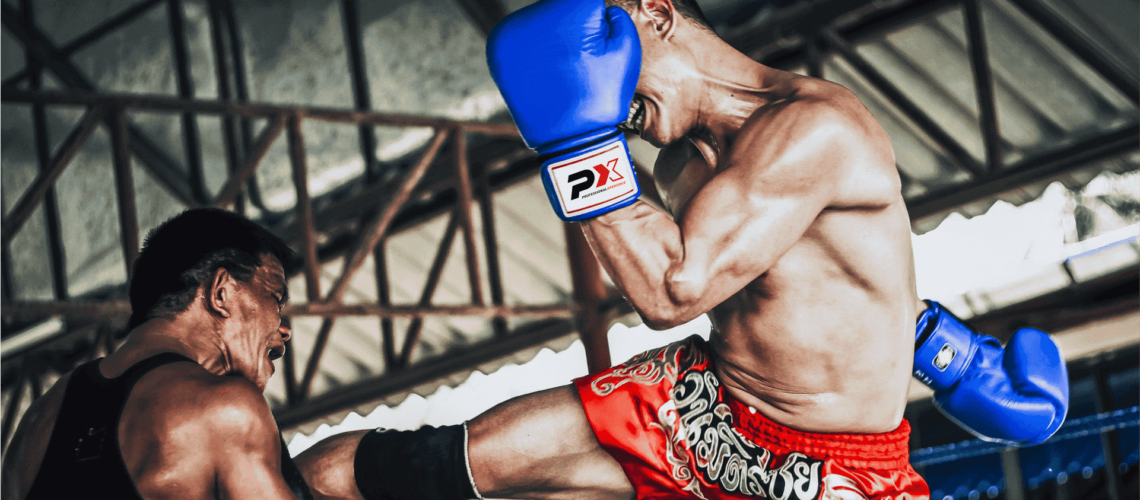 Thaiboxen - Ein Thaiboxer Fight Boxing im Ring, Duell, Zweikampf